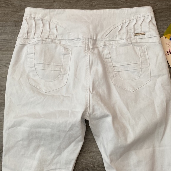 NWT H&Y White Distressed Plus Size Colombian Jeans - Picture 6 of 9